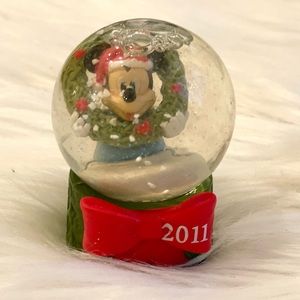 2011 DISNEY MICKEY MOUSE WREATH JCPENNY SNOW GLOBE